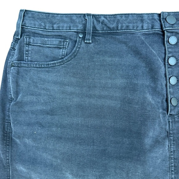 Lane Bryant Womens Button Fly Black Denim Skirt 28 flattering versatile casual - Picture 6 of 14